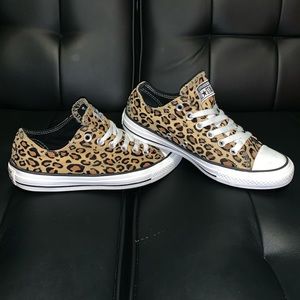 Converse 🐆 print Chuck Taylor Lows. Women’s 7